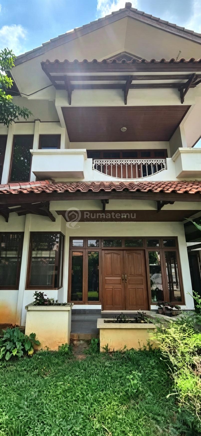 Rumah dengan Halaman Luas Depan Belakang di Pasar Minggu Jakarta
