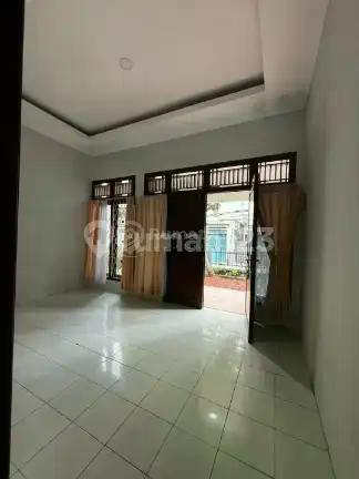Rumah Hook Masuk Komplek Pinggir Jalan Kemanggisan Ilir Raya