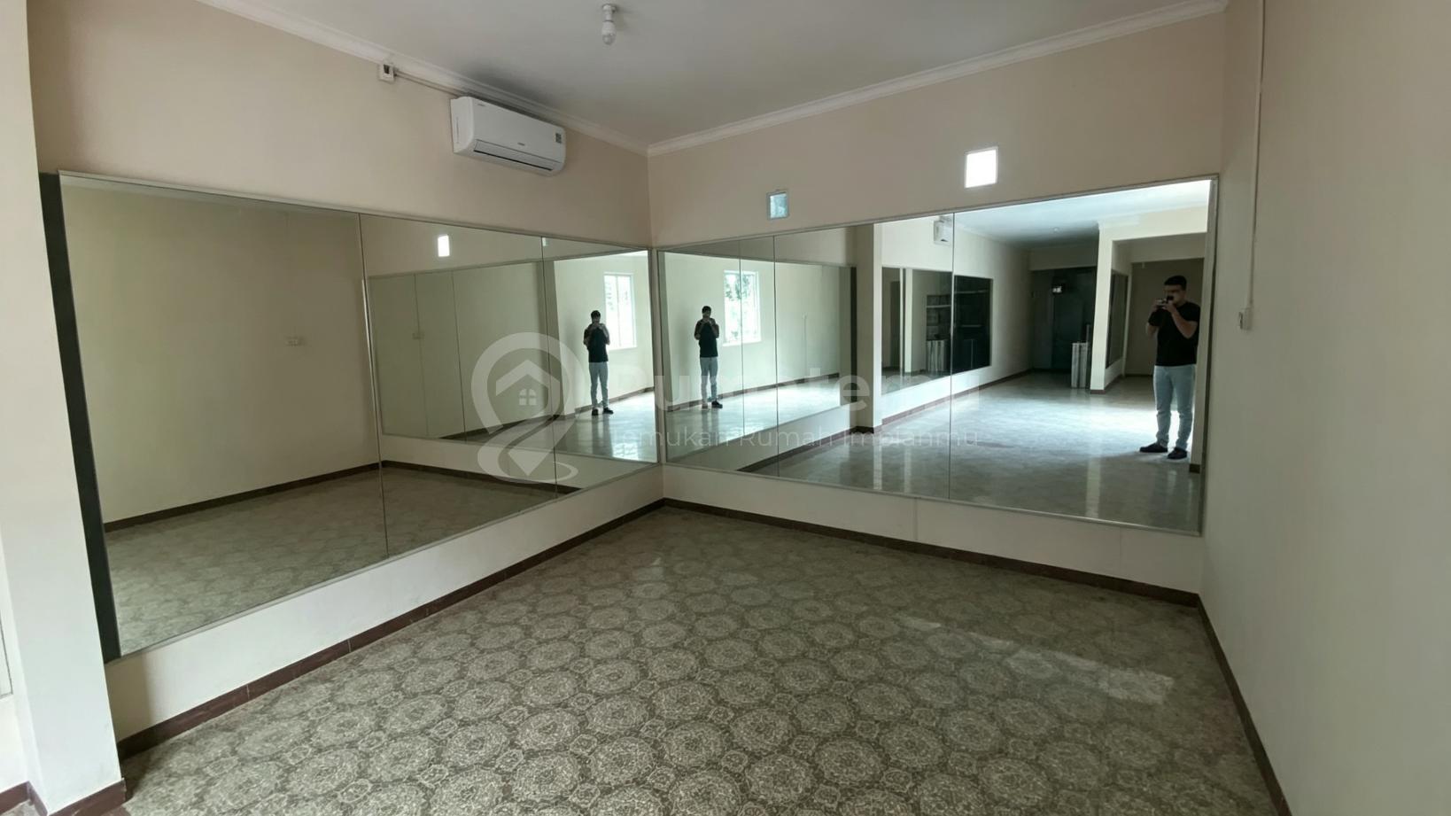 Rumah Hook, Pinggir Jalan Raya Area Pondok Labu, Super Untung Persis di Pinggir Jalan Raya