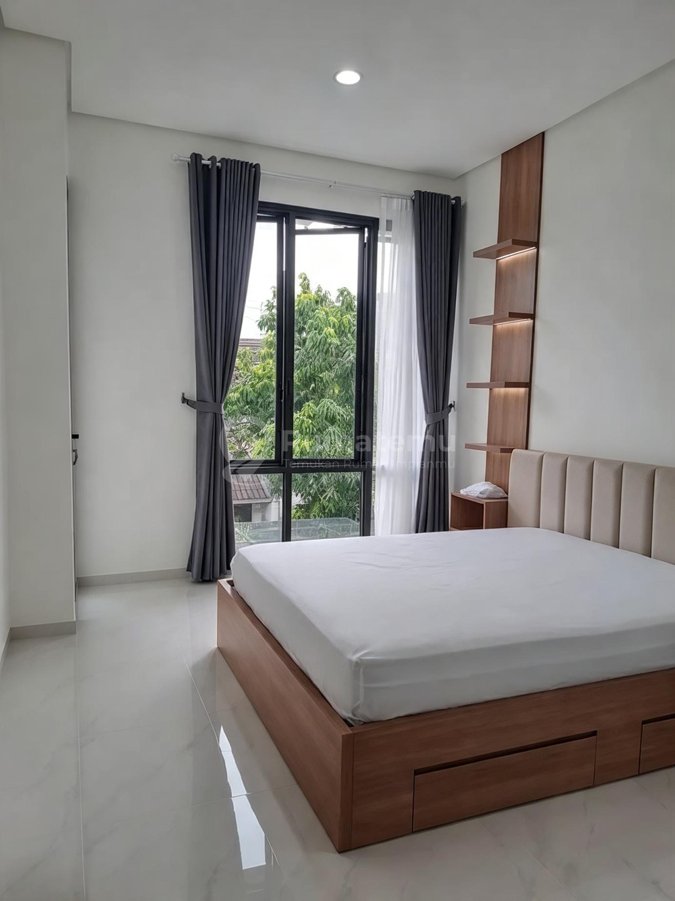 Dekat Akses Tol, Rumah, 2 Lantai, SHM, Dekat Universitas, Siap Huni
