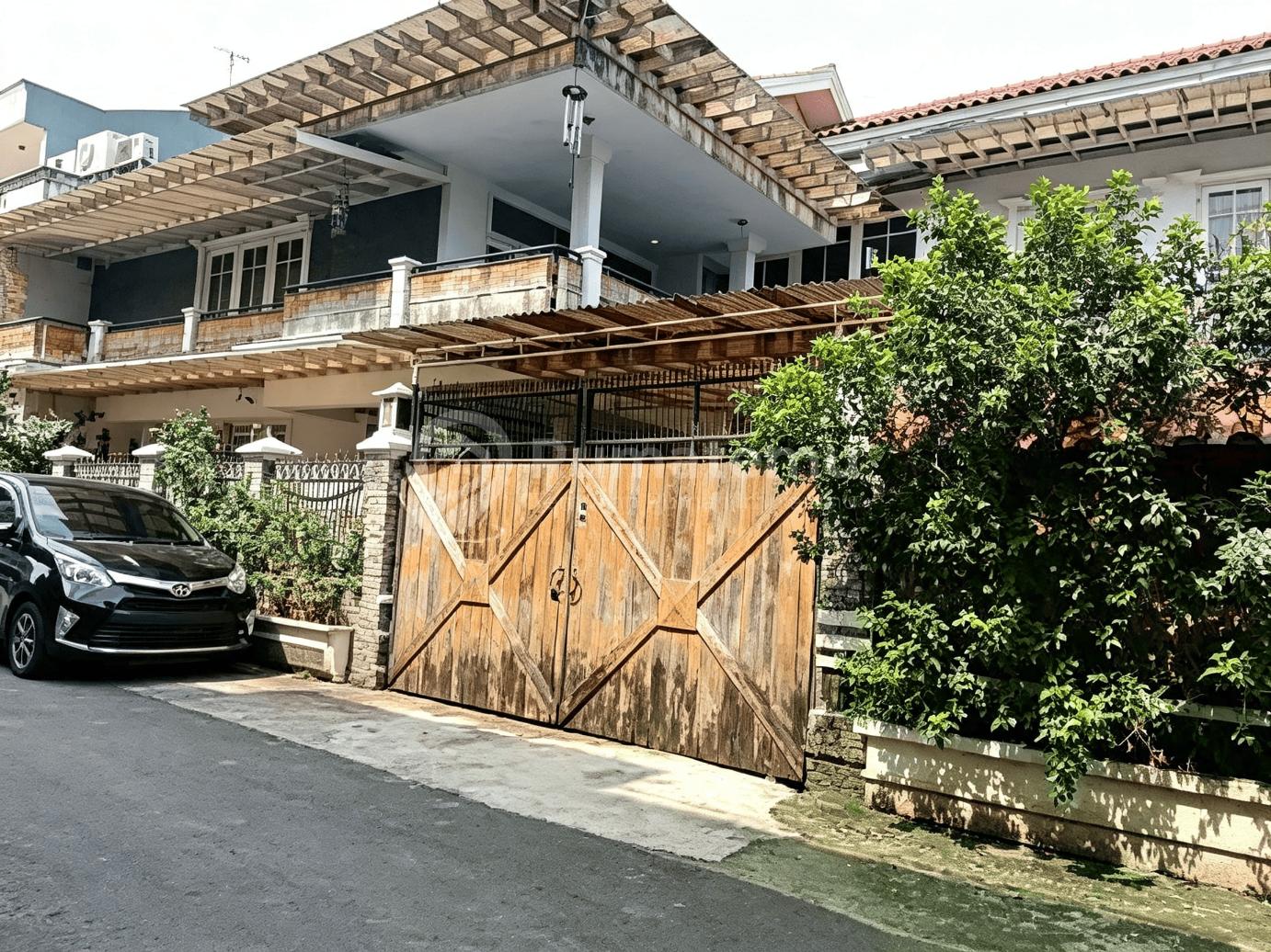 Rumah Hook Lega 7 Kamar Tidur dan Siap Huni di Klender