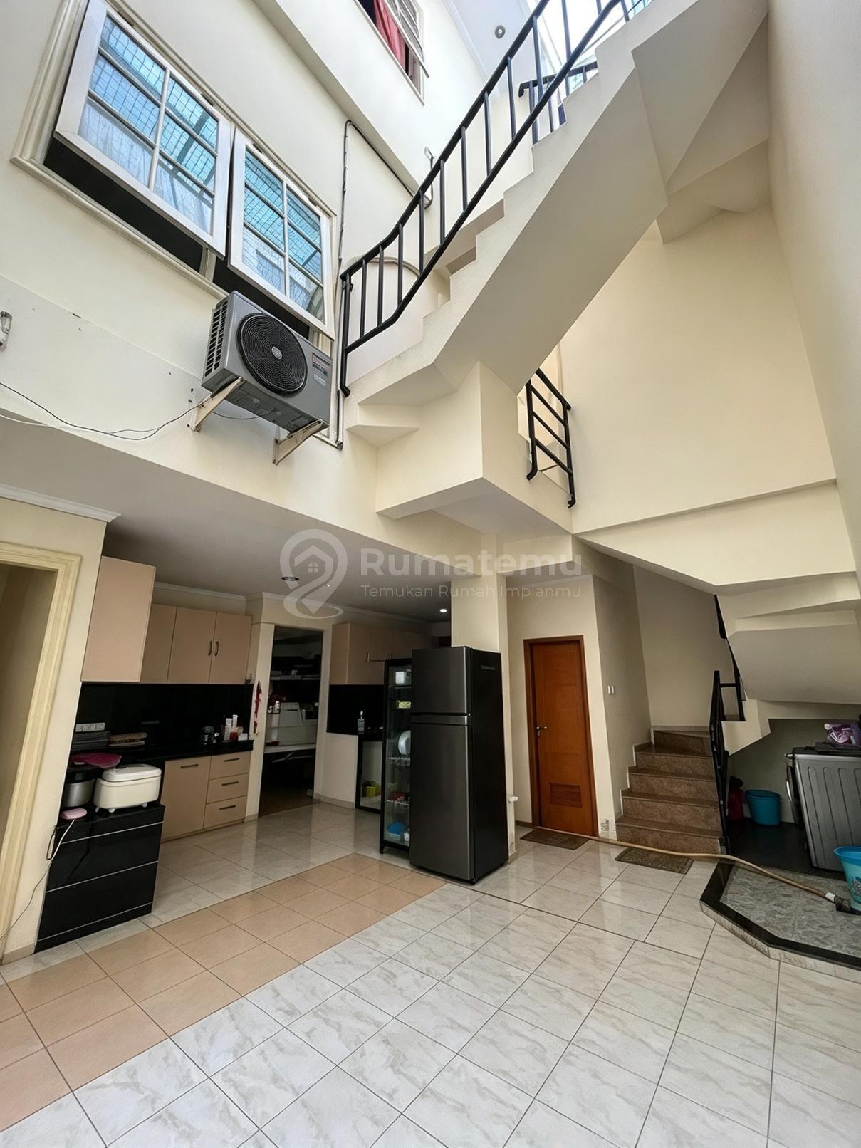 Di Jual Rumah Lokasi Strategis Di Manyar Permai Pik