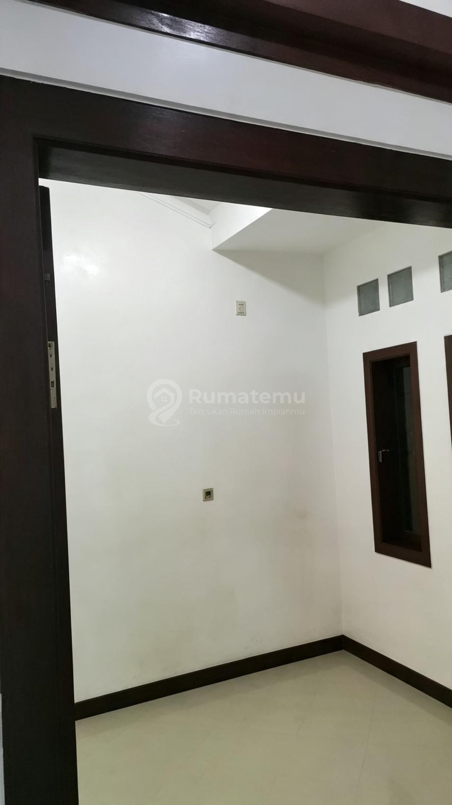 Rumah Siap Huni 2.5 Lantai Tomang! Ada Rooftop, Lokasi Strategis, Jual 3.5M Saja!