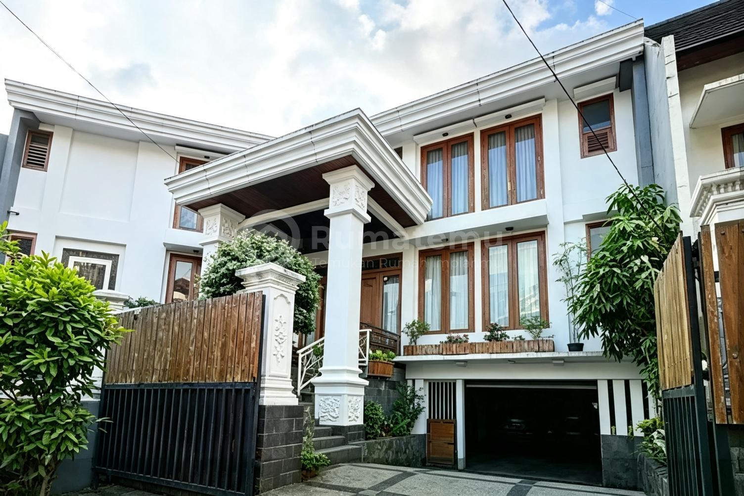 Rumah Cantik Garasi 6 Mobil Ada Kolam Renang Bintaro Sektor 9