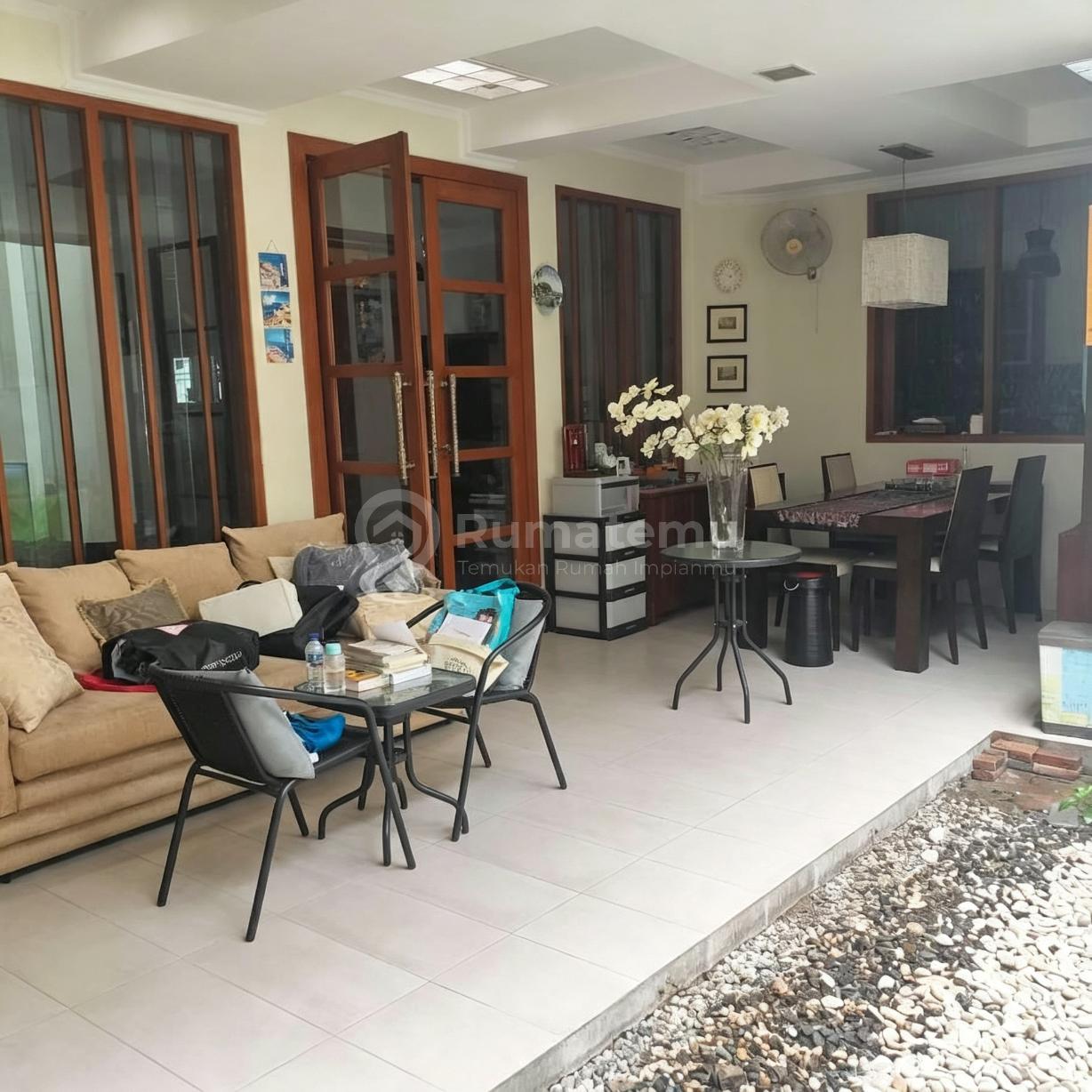 Disewakan Rumah Fully Furnished Akses jalan 2 mobil 1 lantai di Senopati, Rawa Barat