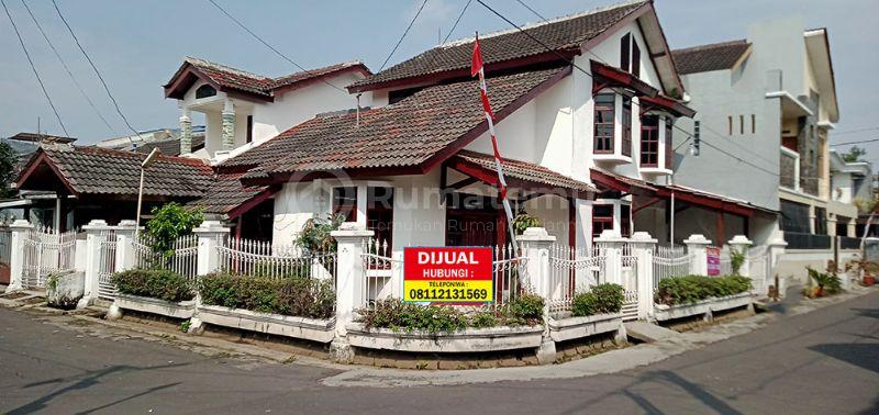 Rumah Eropa Klasik 4 Kamar Tidur 2 Kamar Mandi Carport di Antapani Bandung