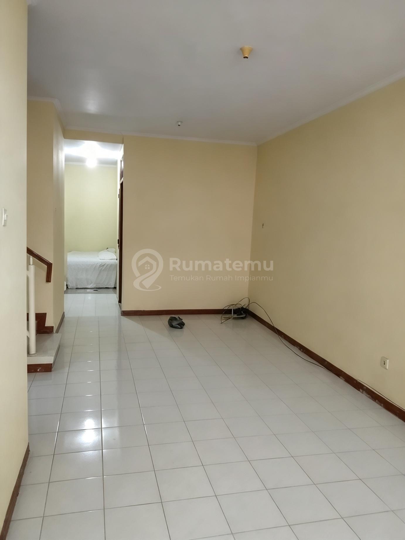 Taman Palem, Cengkareng, Jakbar..Disewakan Rumah 2 Lantai, jika 2 Tahun=Harga Sewa 130/2Th (Nepis), Deposit 10 Jt, Hadap Utara, PLN 2200W, Air Pam, Hadap Utara, Baru Renovasi Perapihan.-700826 | Rumah123
