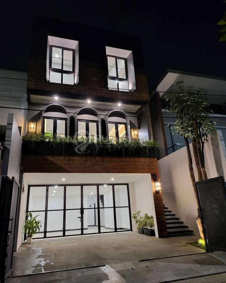 Dijual Rumah Baru Semifurnished 3,5 Lantai Lokasi Rumah Strategis di Pondok Indah