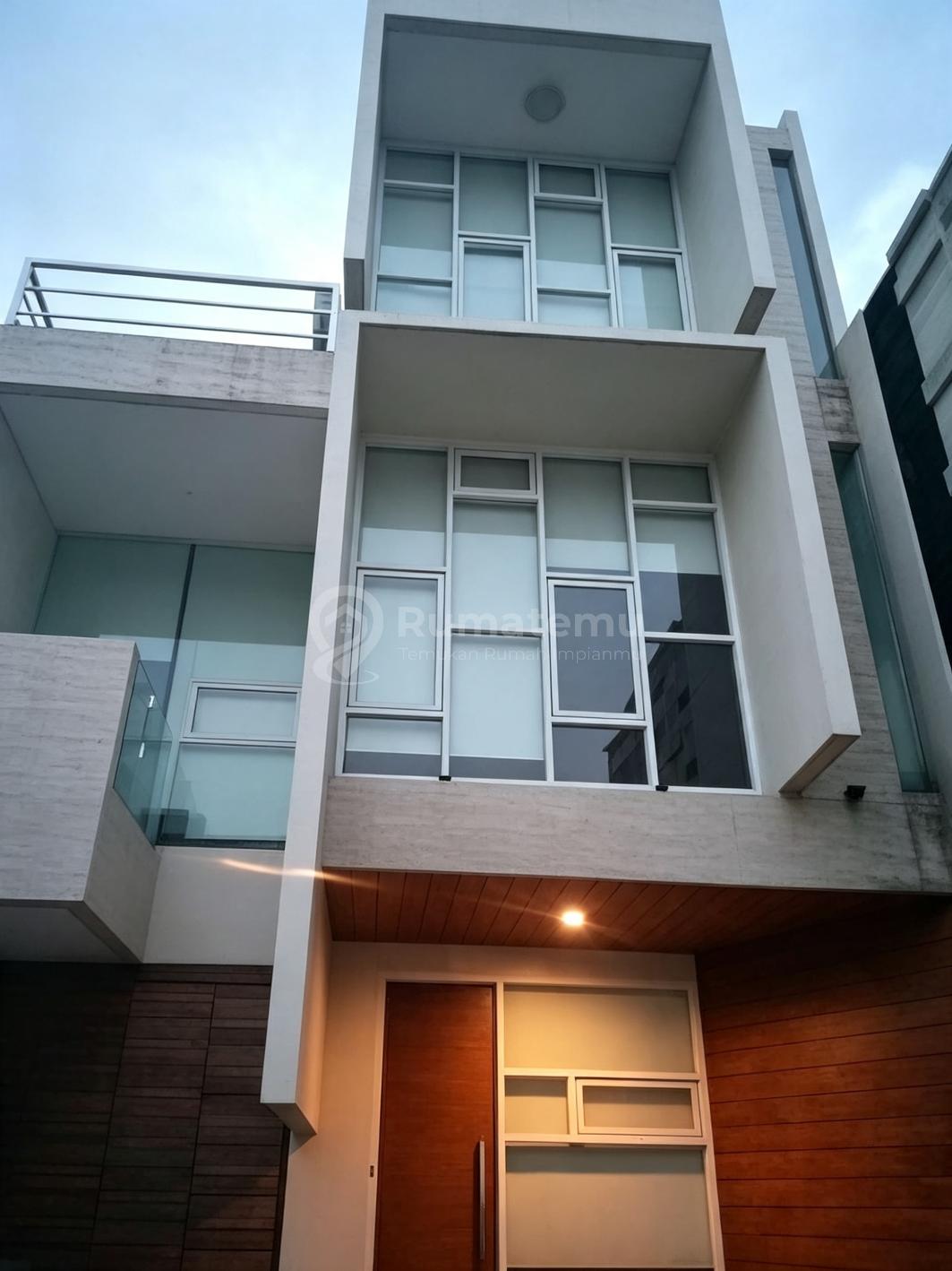 Jual rumah akses 2 jalan mobil baru di Cipedak, Jagakarsa. Jakarta Selatan