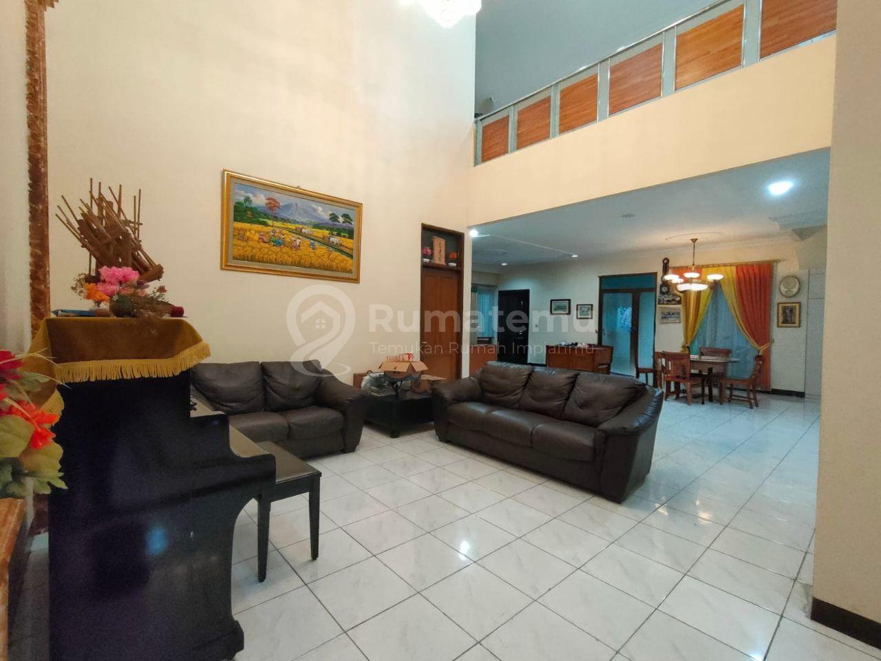 Rumah Mewah 3 Lantai Semi Furnish di Boulevard Walet Permai Pantai Indah Kapuk Kamal Mura Penjaringan Jakarta Utara