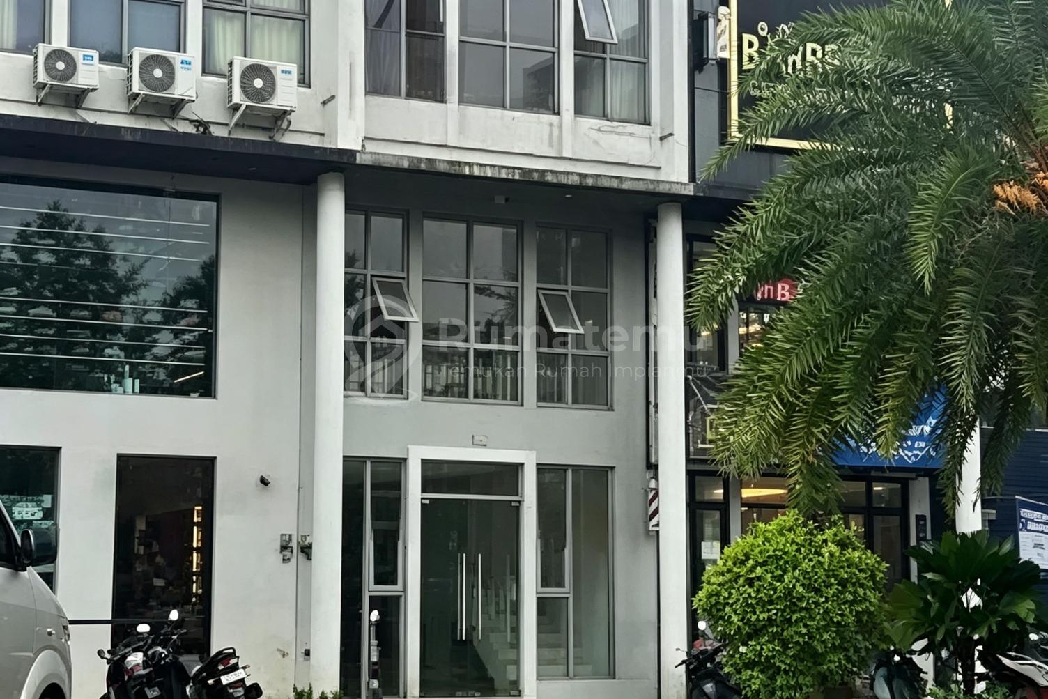Ruko 3 lantai siap pakai lokasi strategis ramai dekat kemana mana Piazza Mozia BSD City