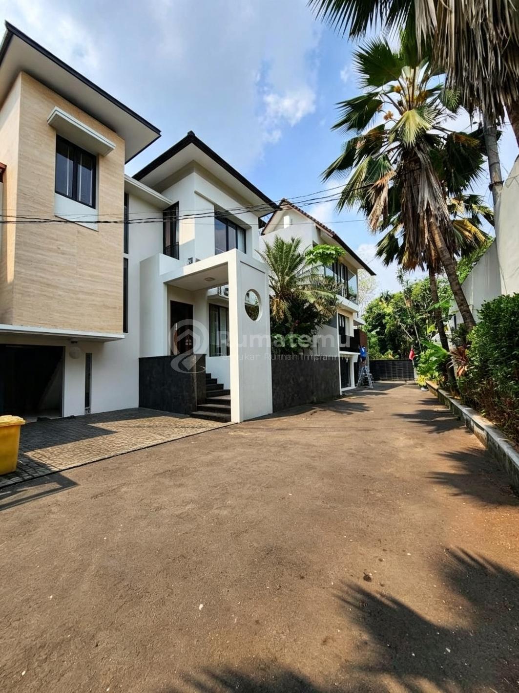Dijual Rumah di Ampera Lantai Marmer Private Swimming Pool Taman Depan Semi Furnished, Cilandak Timur, Jakarta Selatan