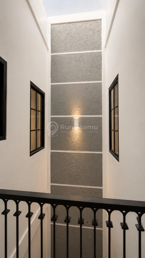RUMAH JOGLO BANGUNAN BARU DESIGN MODERN AMERIKA KLASIK JAKARTA BARAT