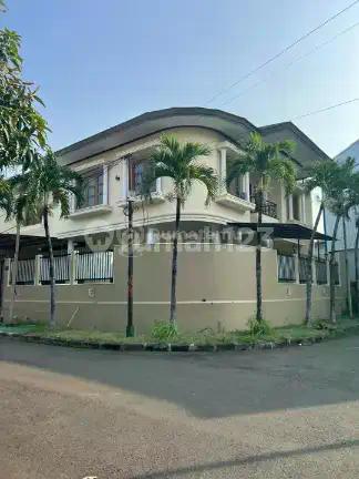 Rumah 2 Lantai Bagus Semi Furnished SHM di Puri Indah Blok K, Jakarta Barat