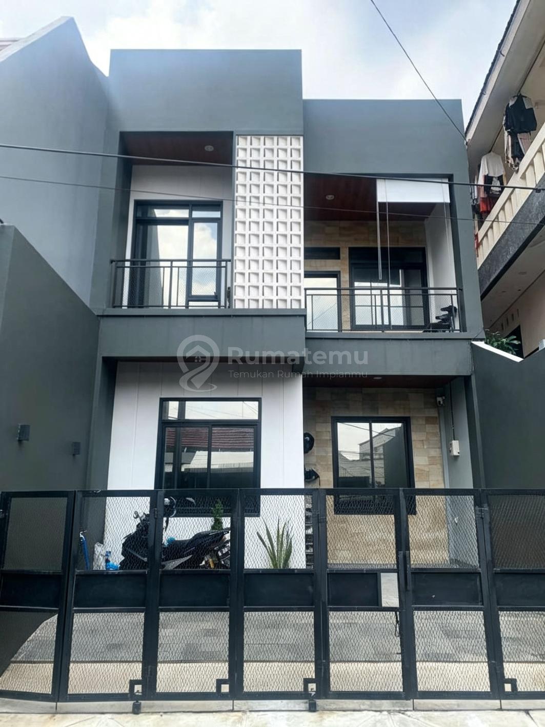 Jual rumah baru 3 lantai jalan akses mobil lancar di area Pondok Hijau, Pisangan, Ciputat Timur
