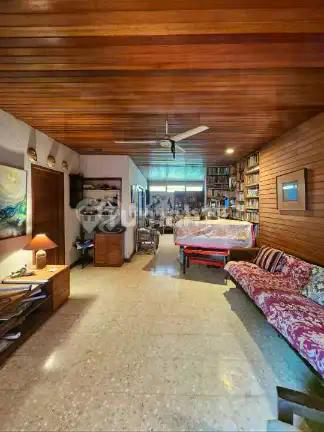 Di Jual Rumah lama harga hitung tanah saja. Lokasi nyaman, tenang dan aman di Jl MPR Cipete-Cilandak