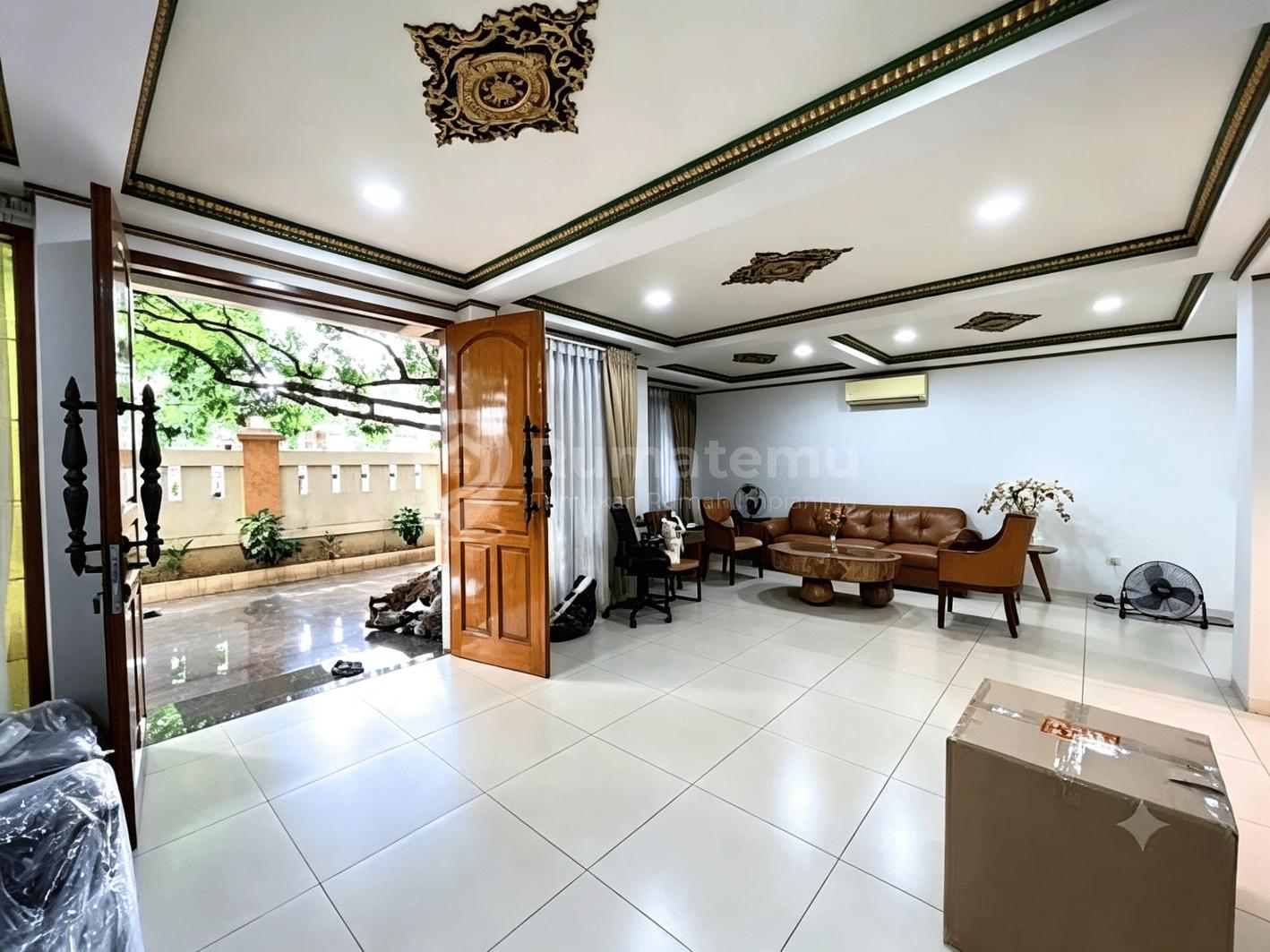Dijual rumah mewah terdapat taman di Gudang Peluru, Kebon Baru, Tebet, Jakarta