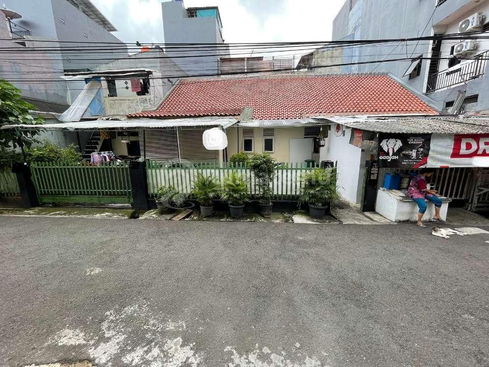 Dijual rumah lama Akses 2 jalan mobil lebih di Kuningan, Karet, Setiabudi, Jakarta Selatan