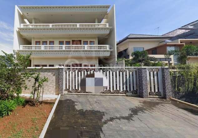 Jual rumah 2 lantai dengan halaman yang luas serta terasa mewah di Lebak Bulus, Cilandak, Jakarta Selatan