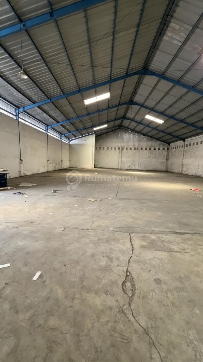 Gudang Pilang Raya Cirebon Luas 11.300 M² bisa Sewa Sebagian, Cocok untuk aktivitas pergudangan dan industri.