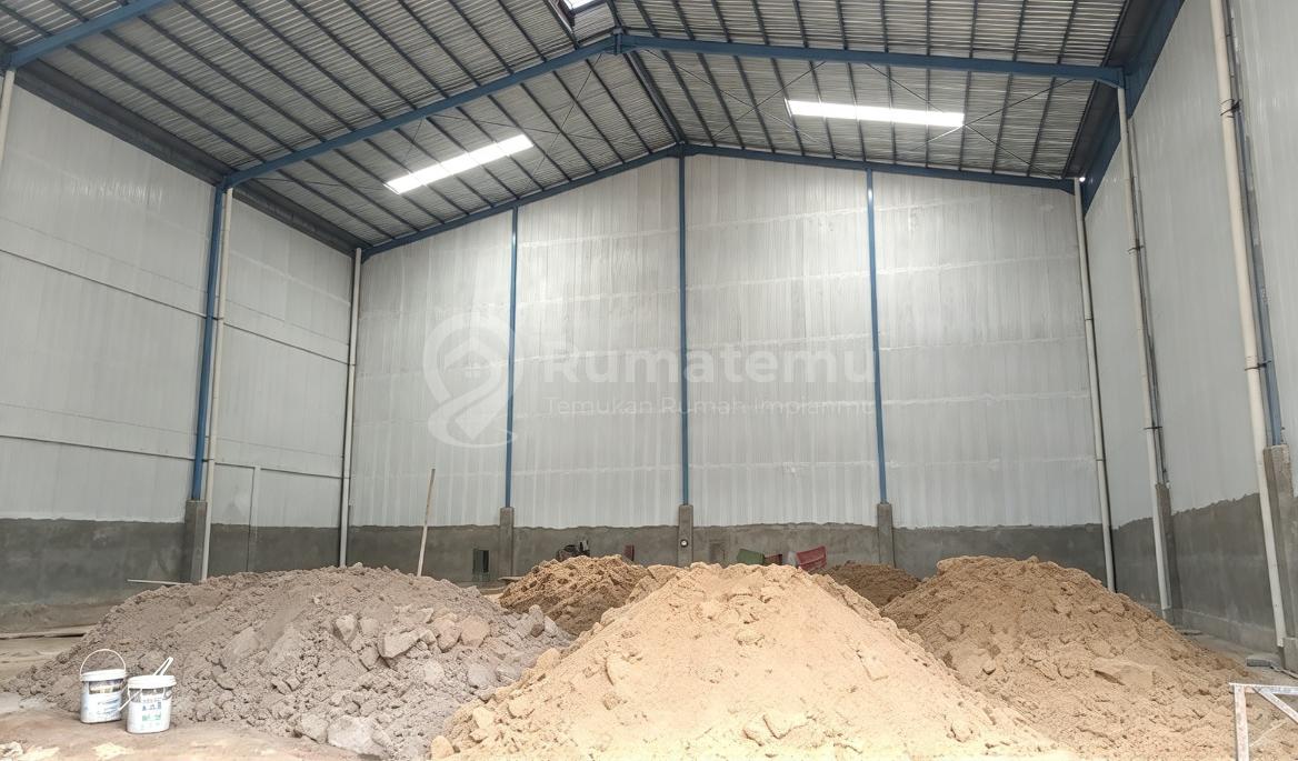 Daan Mogot KM 18, Tangerang..Disewakan Segera Gudang Baru, Gudang Siap Dipakai Bulan Nov 2026, 1 Toilet + Wastafel, Lantai K 300 ( Tebal 15 Cm ), Gudang Hadap Timur, Row Jalan 14 Meter.-V0o926n