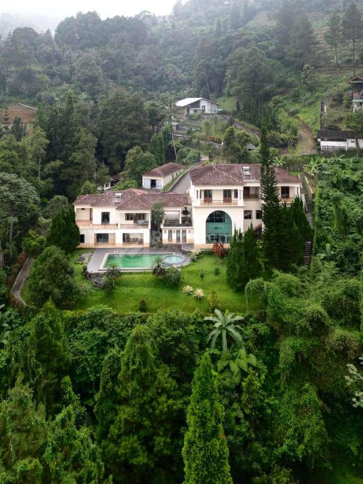 Dijual vila mewah di Megamendung puncak bogor view full gunung salak 