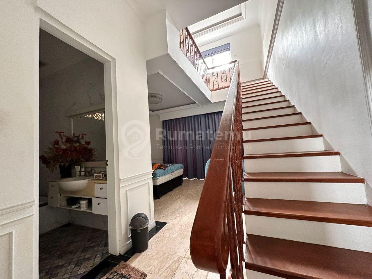 Dijual Rumah ada kolam renang di Pondok Kelapa Jakarta Timur