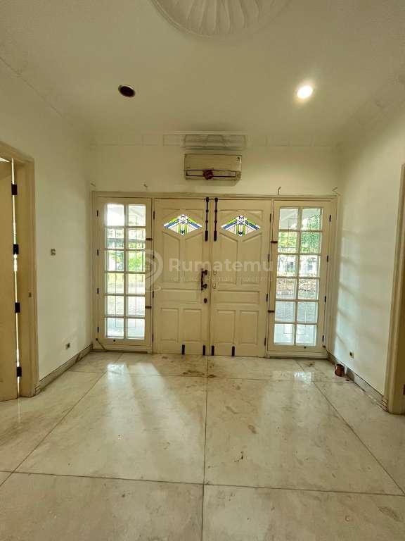 Disewakan rumah 2 lantai di Jl. Imam Bonjol, Menteng, Jakarta Pusat