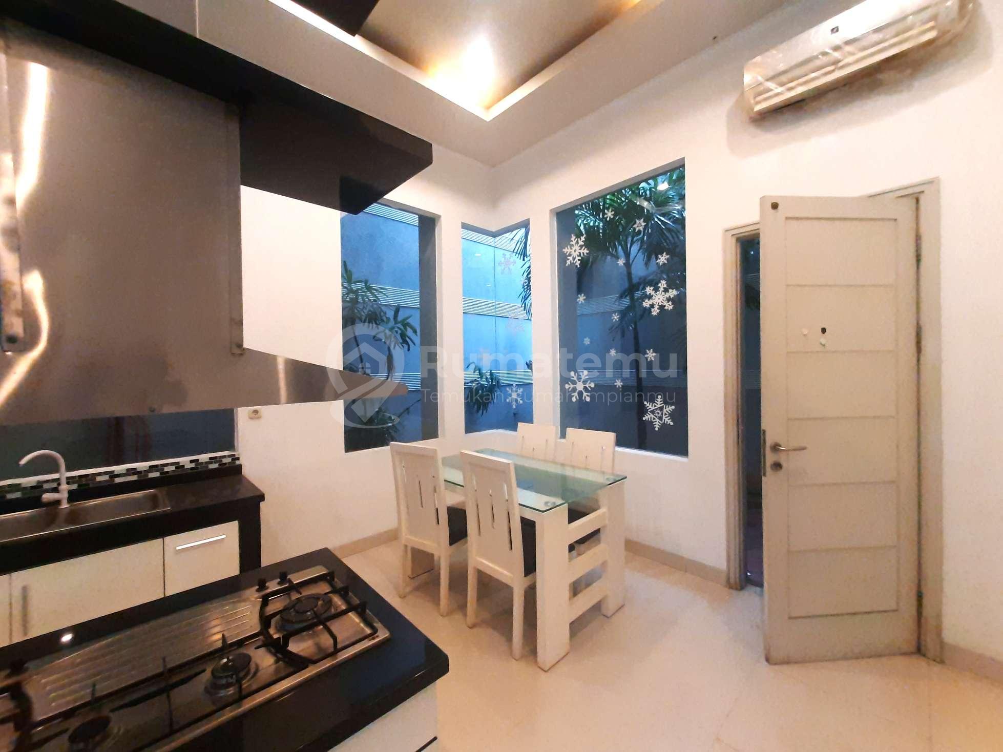 Rumah Tomang. 3 Lantai. 10X20. Jalan 2 Mobil. Siap Huni
