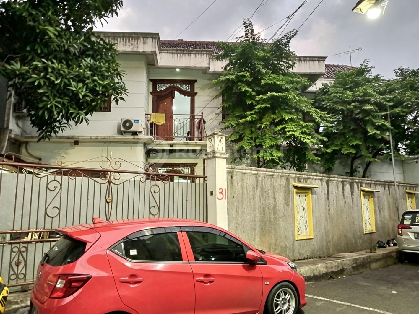 Dijual Rumah Kostan dengan carport 2 mobil di Cikini, Menteng, Jakarta Pusat