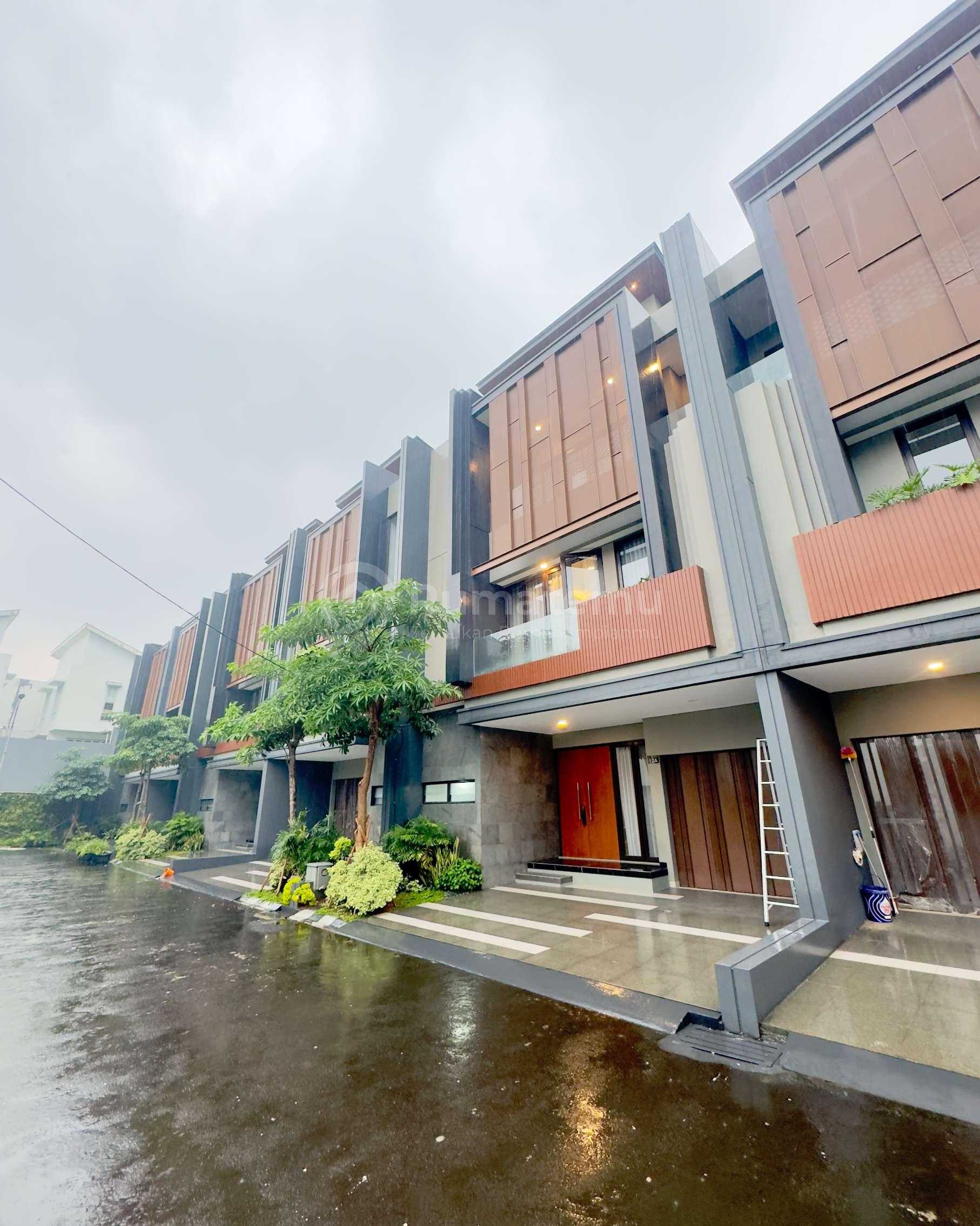Dijual Rumah Mewah Ready Stock Siap Huni Dalam Cluster Exclusive Di Pancoran Jakarta Selatan, Terdapat 40 Unit, Lokasi Premium Dan Strategis, Akses 2 Mobil, Dekat Dengan Pusat Bisnis Perkantoran Dan Transportasi Umum.