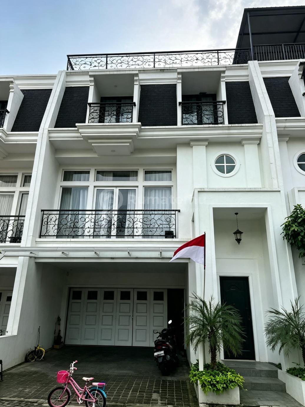 DIJUAL RUMAH MEWAH MADJA RESIDENCE,3 KT 121 M2,MERUYA,JAKARTA BARAT