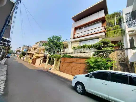 Rumah 3.5 Lantai Semi Furnish Strategis Design Istimewa