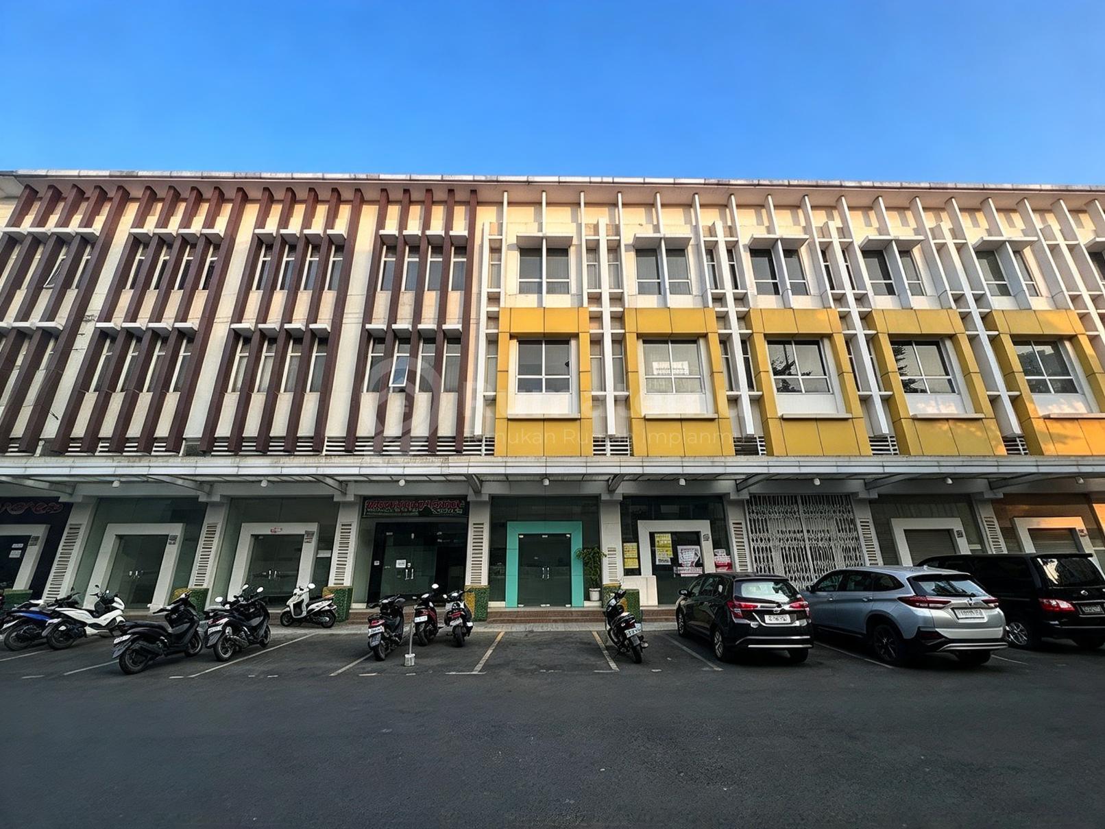 Disewakan Ruko Lokasi Strategis 3 Lantai Emerald Commercial Summarecon Bekasi - Lokasi Strategis Sebrang Mall