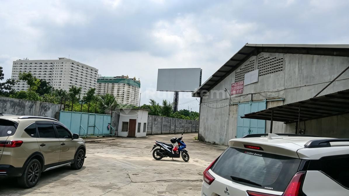 Muara Karang, Jakarta Utara..Disewakan Gudang, Terdiri 1 Bangunan Nyambung (Dr Luar di Liat Seperti 2 Bangunan), Listrik 5500W, Air Tanah Tanpa Pompa, IPL: ± 400.000/Bulan, Kamar Mandi: 3 (Luar Gudang), Zona Industri.-Wt0926