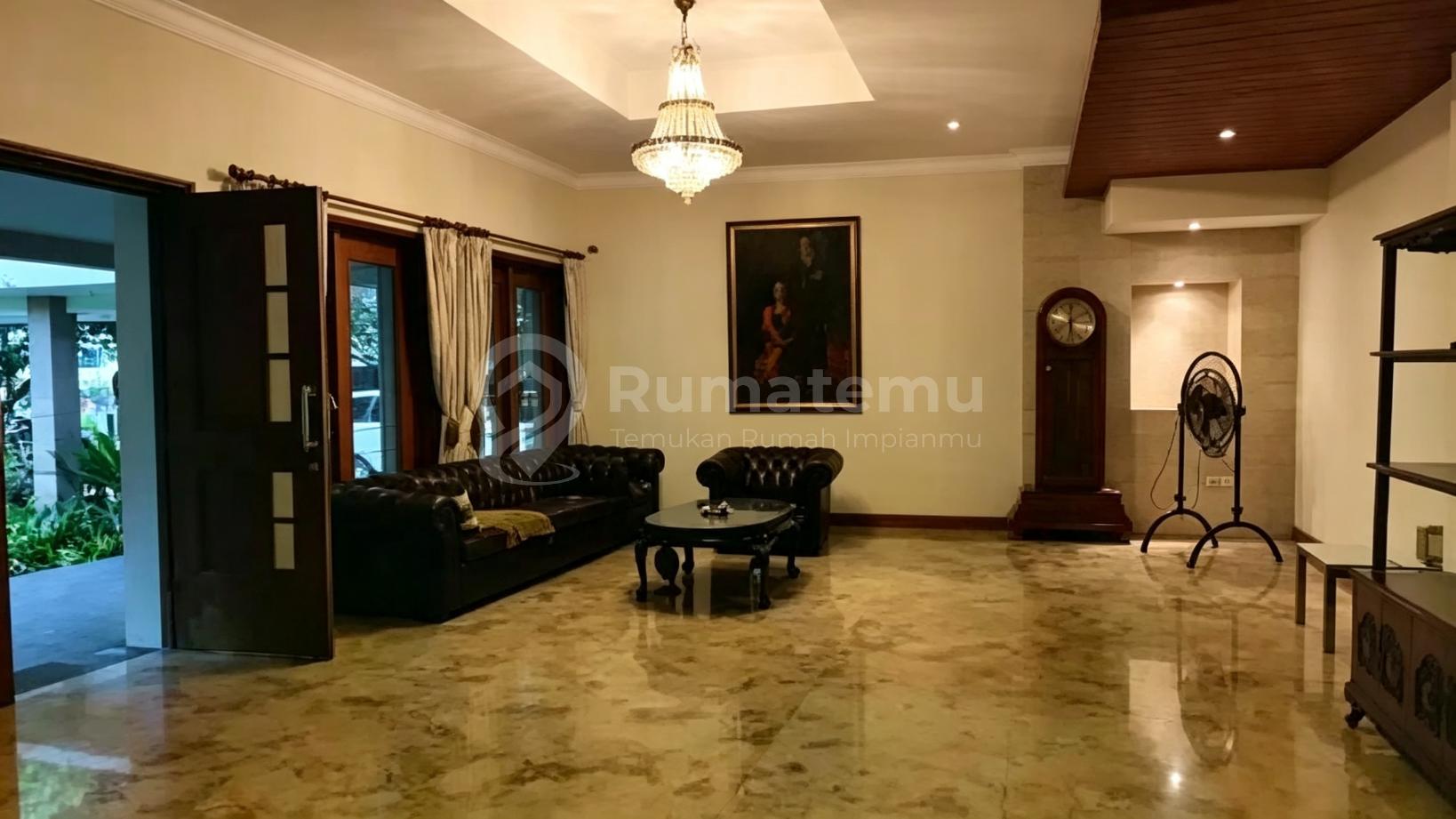 Dijual Rumah 2 Lantai di Jl. Darmawangsa, Jakarta Selatan