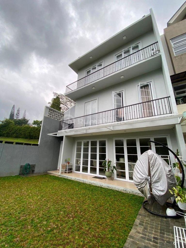 ​[VIEW PEGUNUNGAN] Rumah Mewah 3 Lantai SHM @ Rancamaya Golf Estate Bogor – 4,8M (Nego)