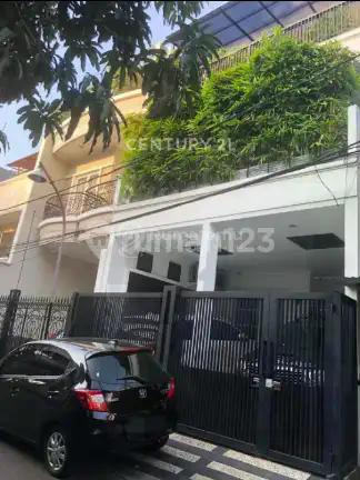 Rumah Bagus 3 Lantai Pondasi 4 Lantai di Kelapa Gading