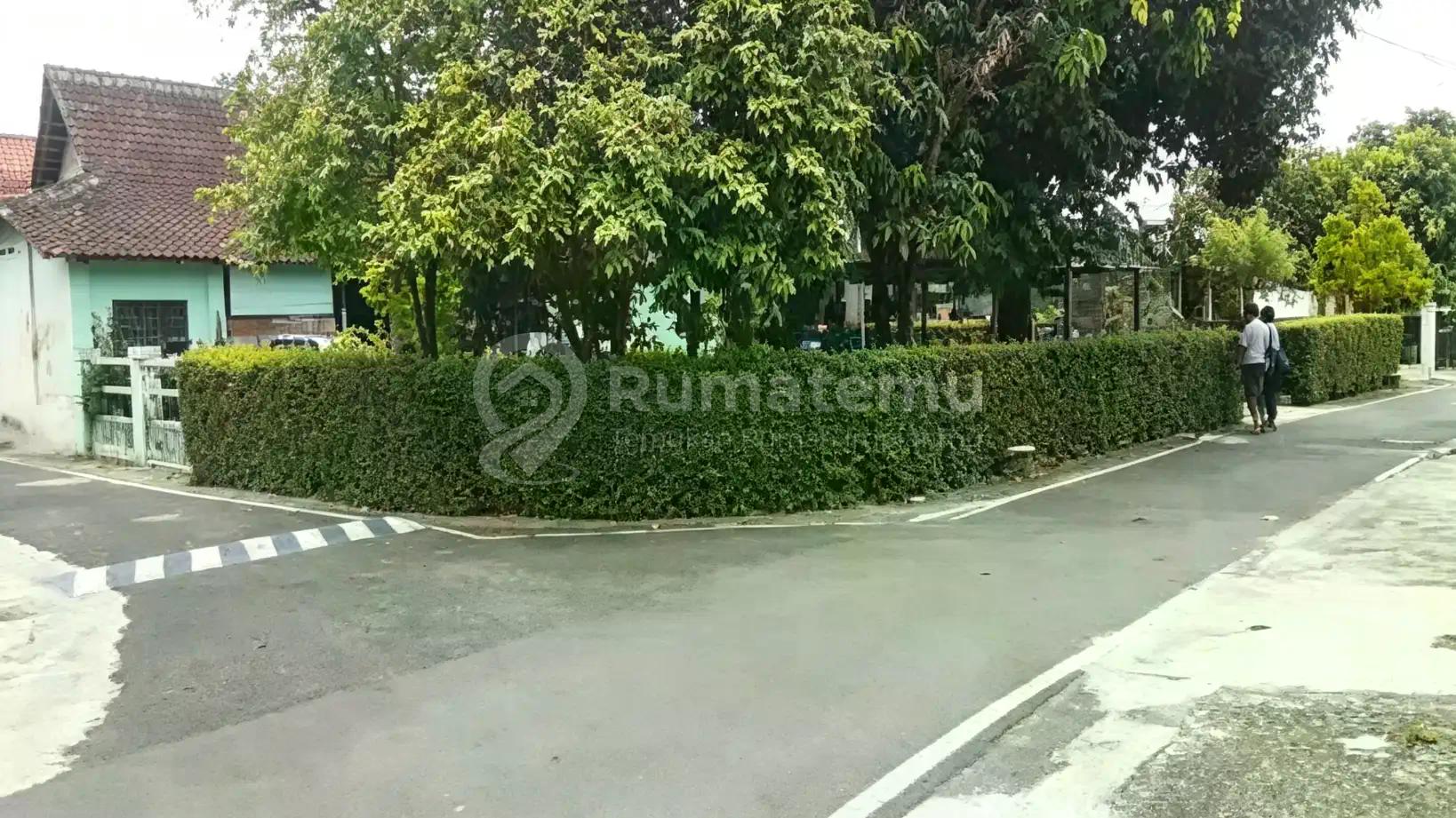 Dijual Tanah Bonus Bangunan Dekat Universitas Muhammadiyah Surakarta, Lt 442m2