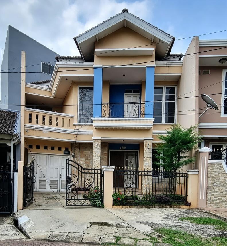 Taman Kencana, Cengkareng, Jakarta Barat..Dijual Rumah 2 Lantai, Tanah Ngantong (Hokie), PLN 2200 Watt, Pam & Air Tanah, Hadap Barat - Utara, Depan Taman, Carport 1, Shm.-L151026.9un