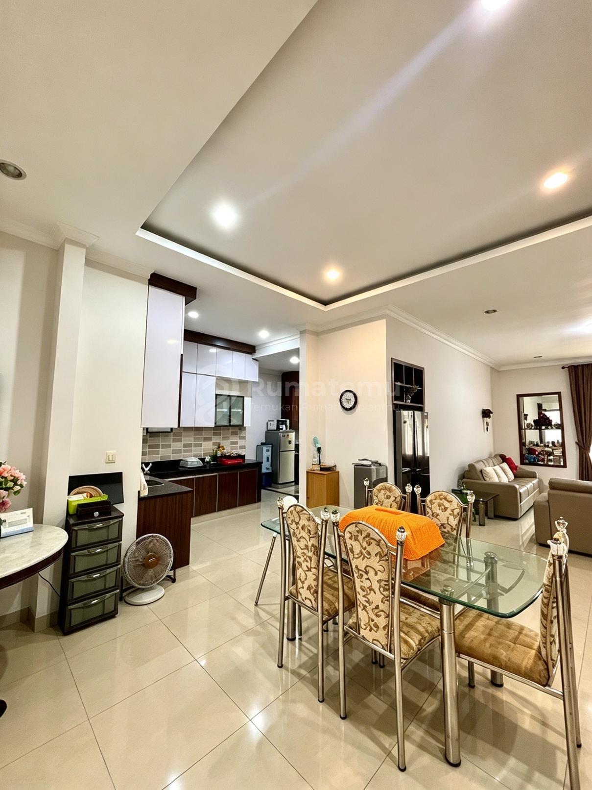 Dijual Rumah Full Renovasi Lb 337M², Semua Kamar Tidur Luas, Ada Dapur Kotor & Bersih,
