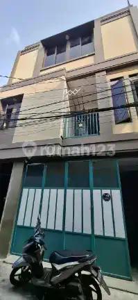 Di Jual Rumah 3 Lantai + Rooftop Siap Huni di Jl. Hud 1 Sukabumi Utara Kebon Keruk Jakarta Barat