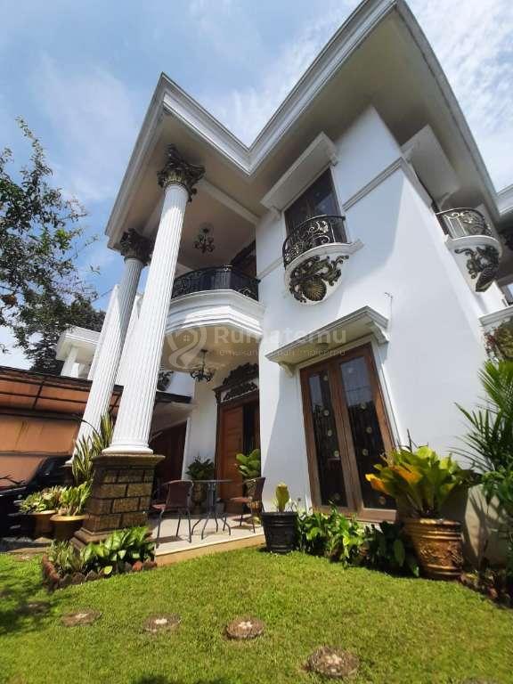 Dijual rumah komplek classic hook furnished cantik Akses jalan 2 mobil lebih di Petukangan