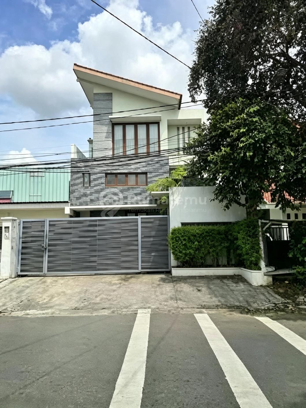 Rumah Second Samping Jalan Besar di Rawamangun