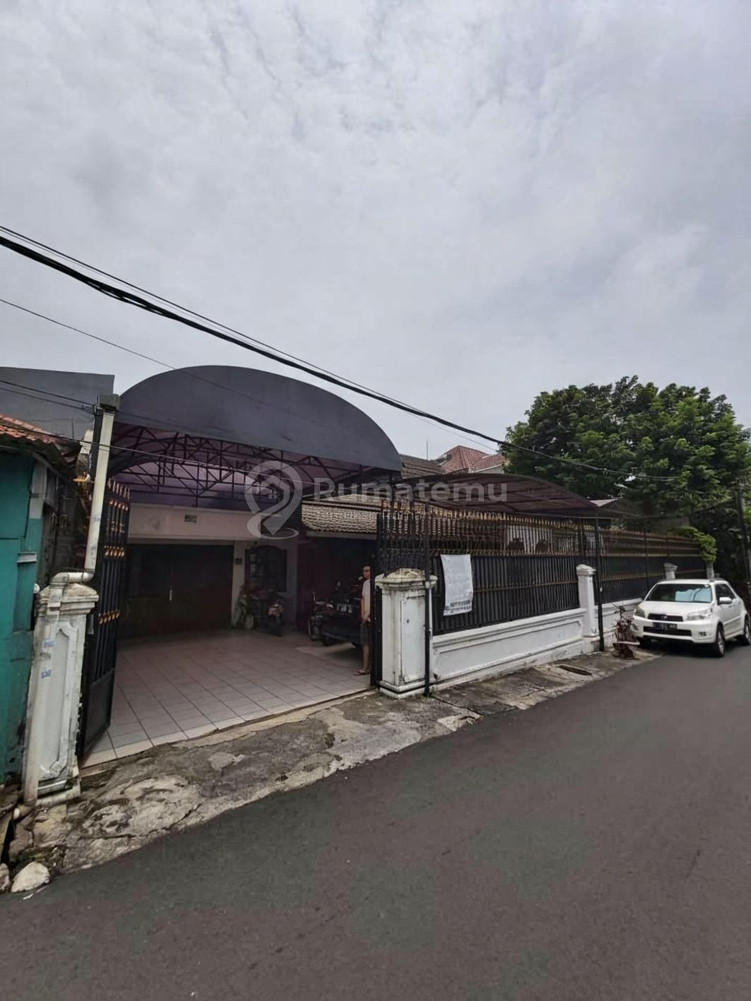 Dijual rumah siap huni terdapat Dapur bersih ,dapur kotor, kmr pembantu +kmr mandi di Jatipadang, Pasar Minggu, Jakarta