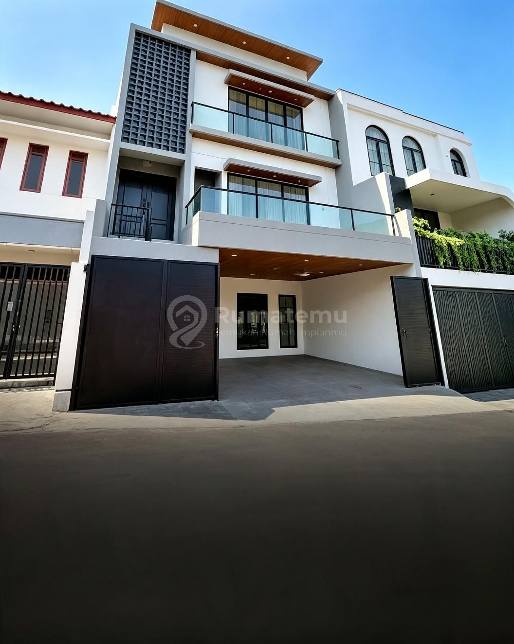 Rumah Baru 3 Lantai + Rooftop di Cilandak - Design Modern, Siap Huni, Harga Menarik!