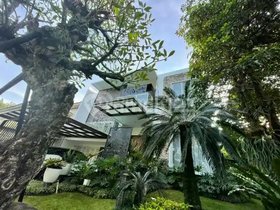 Rumah cantik ada kelebihan tanah banyak delatinos bsd City