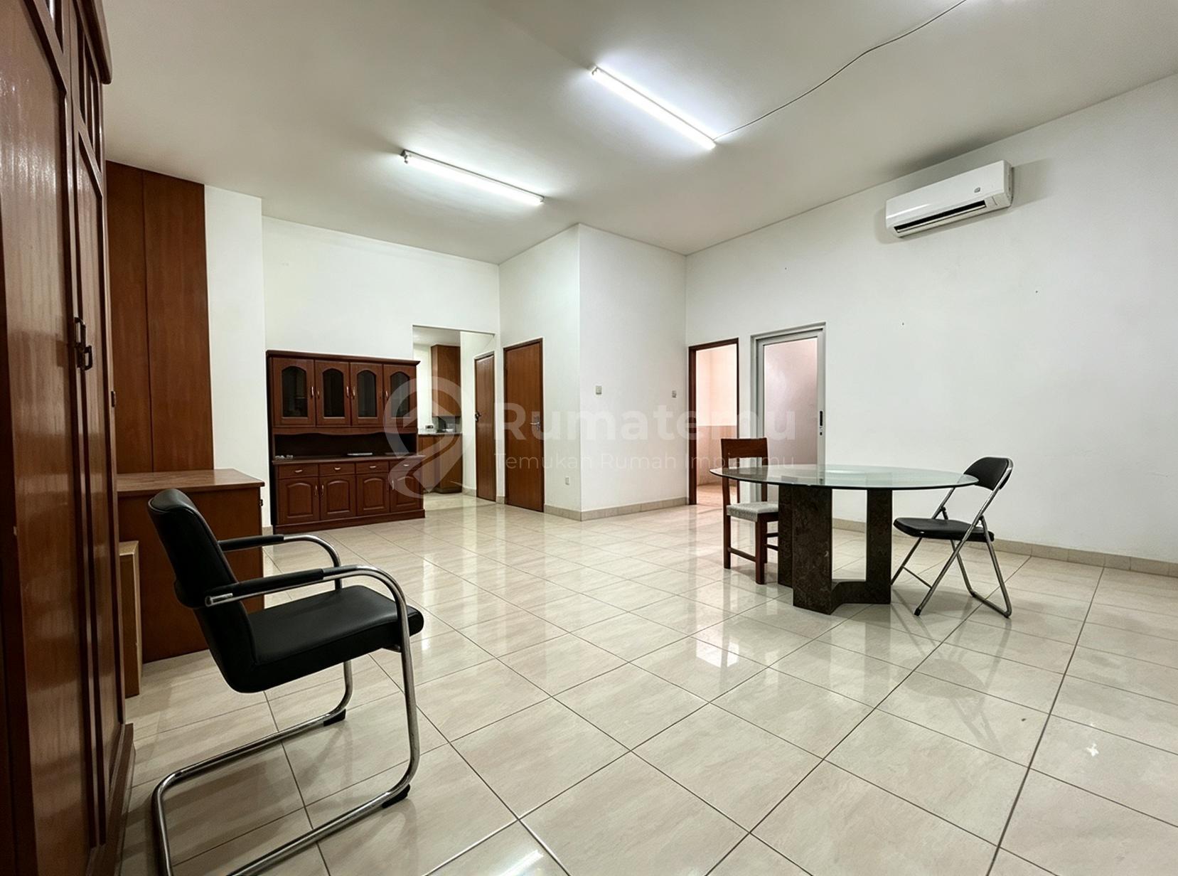 Disewakan Ruang Usaha Lokasi Strategis Depan Jalan Raya di Pramuka Jak Timur R2399