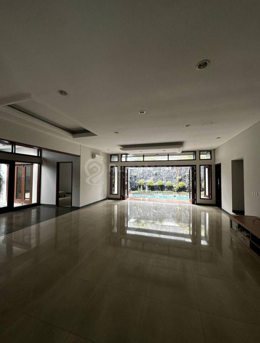DISEWA RUMAH PINGGIR JALAN BESAR DI AREA KEBAYORAN BARU