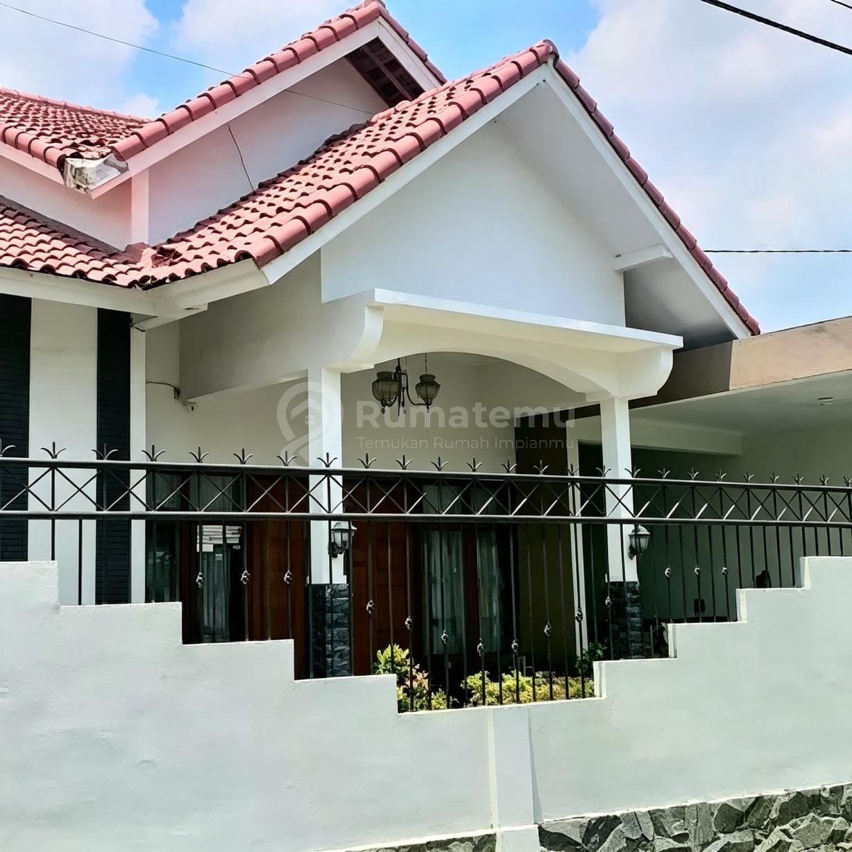 Dijual rumah luas siap huni, dekat UII Jl. Kaliurang Yogya, strategis, garasi luas